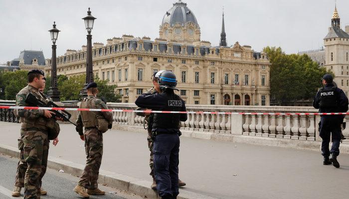 Paris'te polislere bıçaklı saldırı!