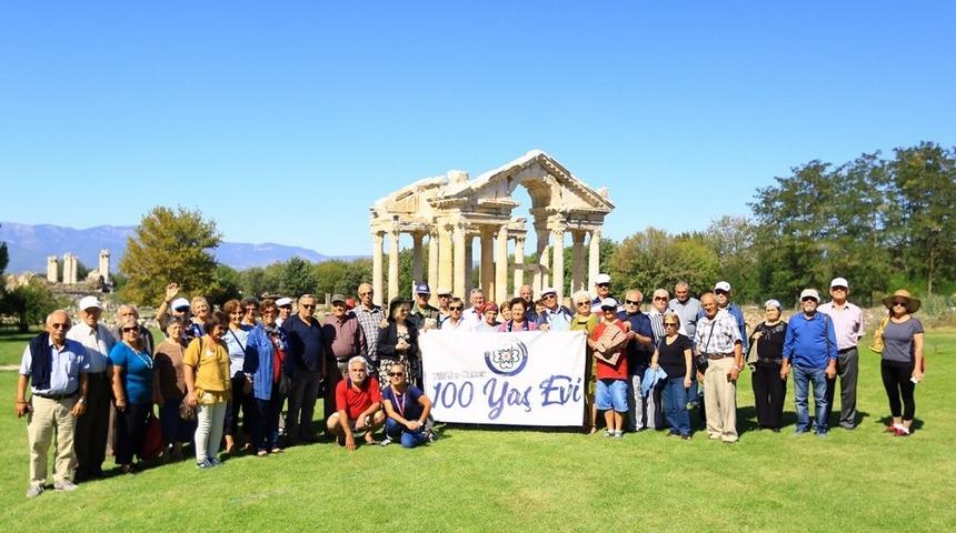 100 Yaş Evi sakinlerine k&uuml;lt&uuml;r turu