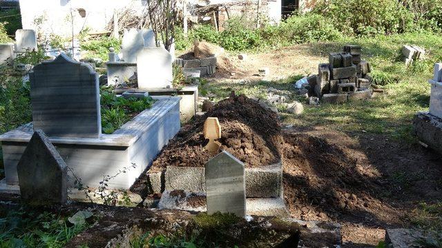 Ölen komşusu için mezar kazarken öldü