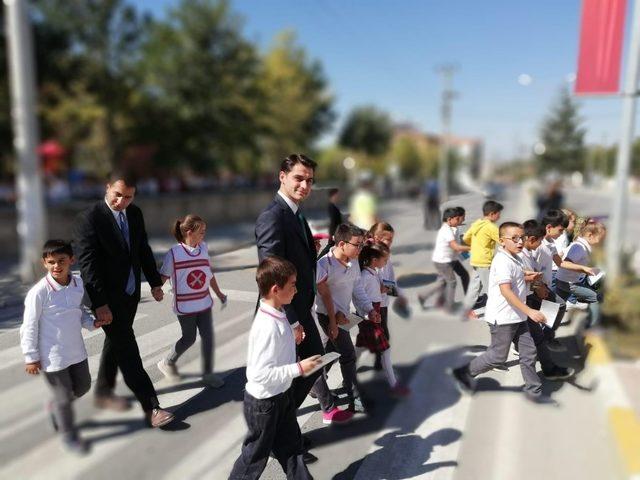 Miniklere yaya yolu eğitimi verildi