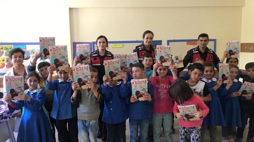 Jandarma ekipleri &ccedil;ocukları unutmadı