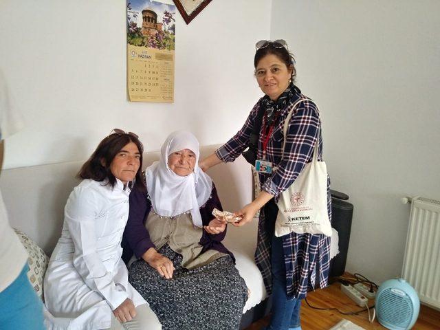 Sağlık personellerinden yaşlılara ziyaret
