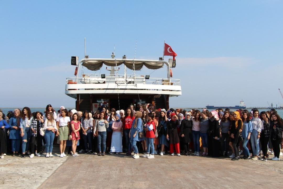 &Uuml;niversite &ouml;ğrencileri gemiyle Samsun&rsquo;u gezdi