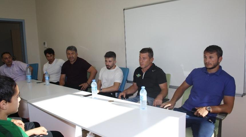 D&uuml;nya şampiyonu g&uuml;reş&ccedil;i, g&uuml;reşe başladığı kul&uuml;b&uuml; ziyaret etti