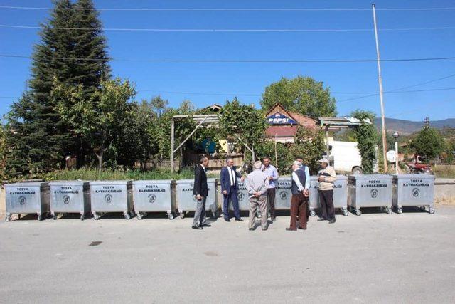 Tosya’da Akbük köyüne 10 adet çöp konteynırı teslim edildi