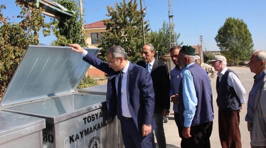 Tosya&rsquo;da Akb&uuml;k k&ouml;y&uuml;ne 10 adet &ccedil;&ouml;p konteynırı teslim edildi