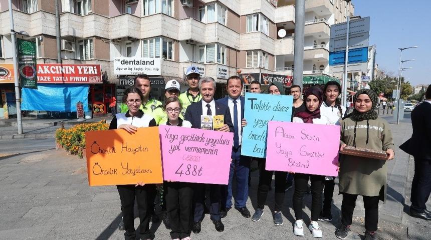 Belediye Başkanı Tahmazoğlu yaya ge&ccedil;idi n&ouml;betinde