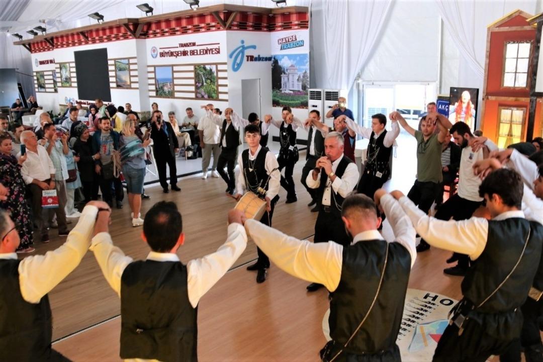 İstanbul&rsquo;daki Trabzon tanıtım g&uuml;nlerinde Ak&ccedil;aabat Belediyesi&rsquo;nin standına yoğun ilgi