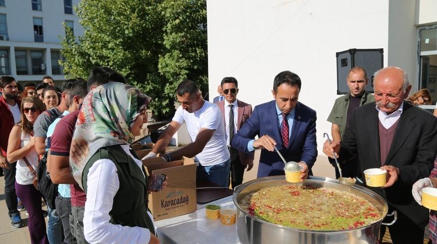 &Uuml;niversite &ouml;ğrencilerine aşure ikramı