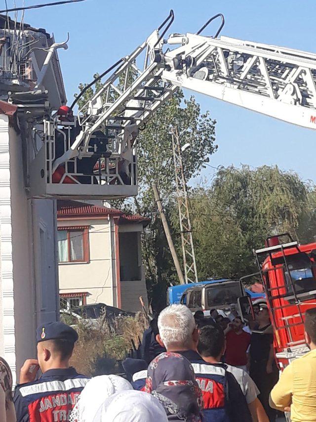 Çatıda tadilat yaparken, elektrik akımına kapılıp öldü