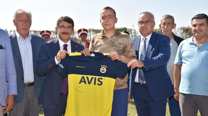 Fanatik Fenerbah&ccedil;eli Samet&rsquo;e Başkan &Ccedil;elik&rsquo;ten s&uuml;rpriz hediye