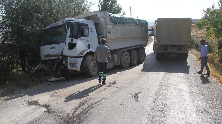 Kamyonlar &ccedil;arpıştı: 1 yaralı