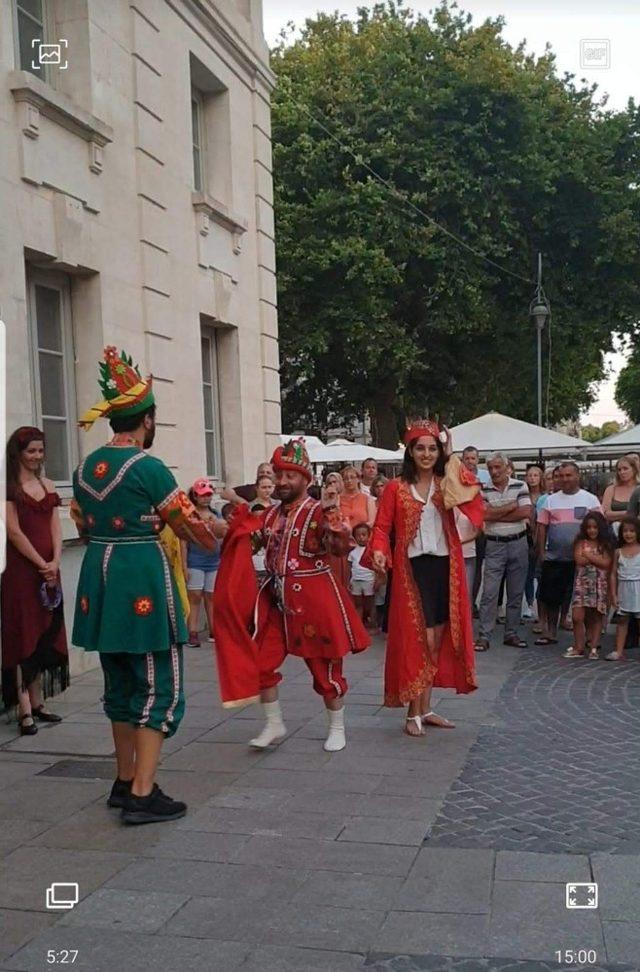 Fransa sokaklarında geleneksel Türk tiyatrosu