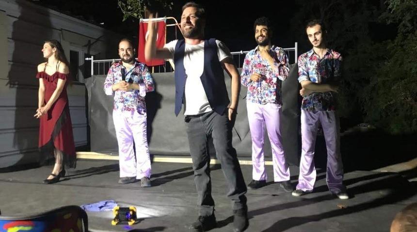 Fransa sokaklarında geleneksel T&uuml;rk tiyatrosu