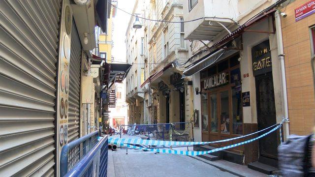 Beyoğlu'nda binanın çökme tehlikesi nedeniyle dükkanlar boşaltılıyor