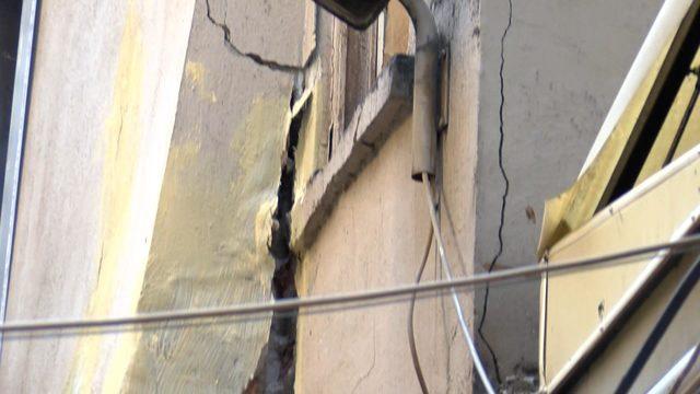 Beyoğlu'nda binanın çökme tehlikesi nedeniyle dükkanlar boşaltılıyor