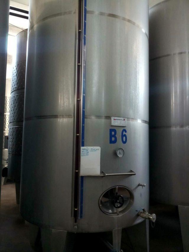 Manisa'da 207 bin 750 litre kaçak üretim şarap ele geçirildi