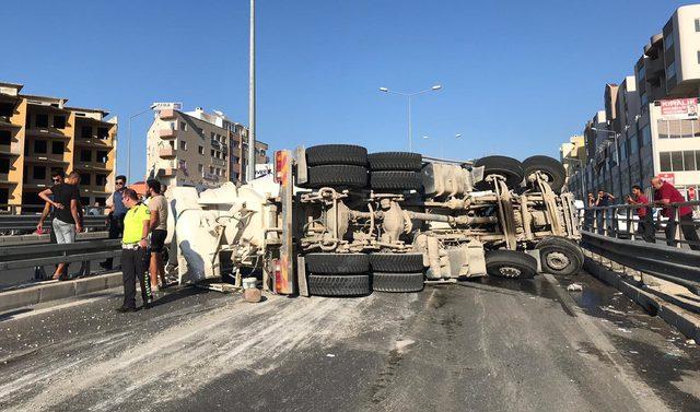 Beton mikseri viyadükte devrildi