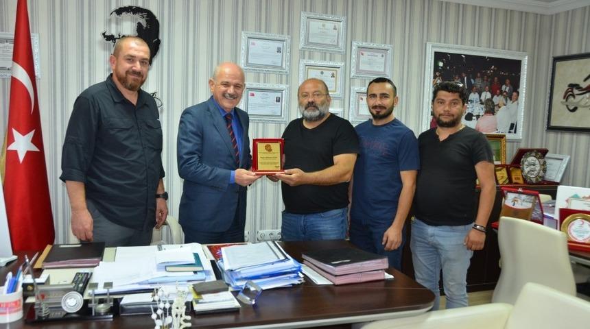 KARDOFF Kul&uuml;b&uuml;nden Uzun&rsquo;a teşekk&uuml;r plaketi