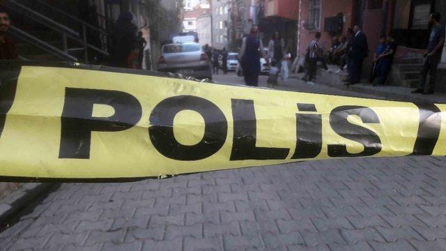Kağıthane’de bir polis silahını temizlerken meslektaşını vurdu