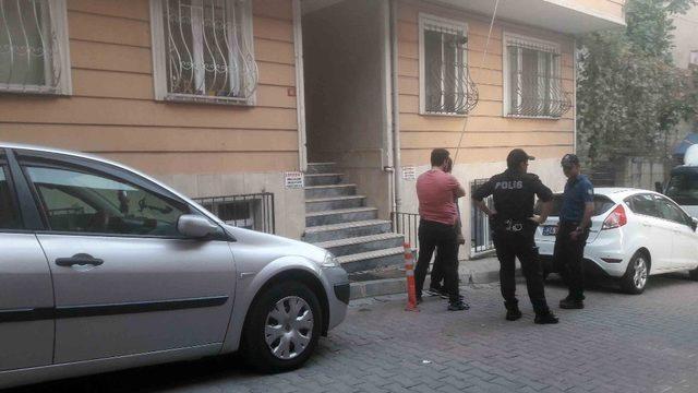 Kağıthane’de bir polis silahını temizlerken meslektaşını vurdu