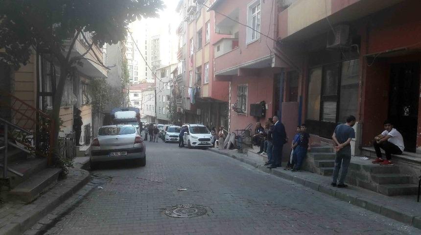 Kağıthane&rsquo;de bir polis silahını temizlerken meslektaşını vurdu