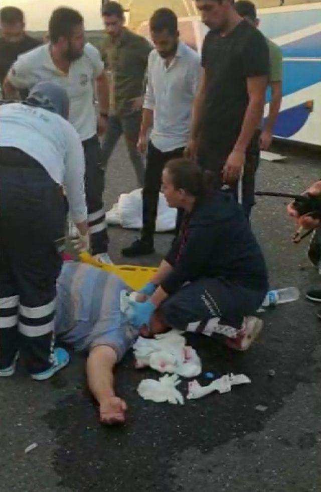 Arnavutköy'de yolcu otobüsüne çarpan kamyonun sürücüsü yaralandı