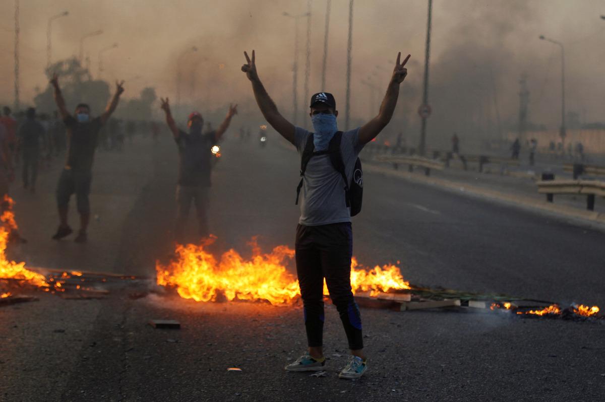 Irak'ta g&ouml;stericiler bazı h&uuml;k&uuml;met binalarını ateşe verdi
