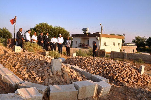 Suriye’den atılan havan topuyla hayatını kaybedenler mezarları başında anıldı