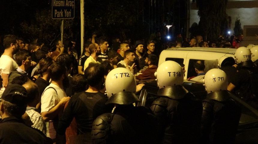 16 yaşındaki &ccedil;ocuğun cinsel istismarına halk tepkisi: 11 tutuklama (2)