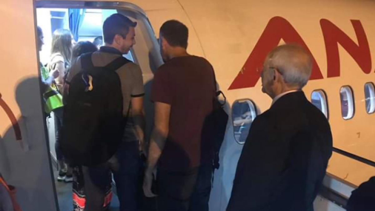 Kemal Kılı&ccedil;daroğlu Ankara'ya tarifeli u&ccedil;akla d&ouml;nd&uuml;, sosyal medyada olay oldu