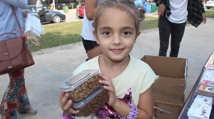 400 kilo &uuml;cretsiz mama dağıttılar