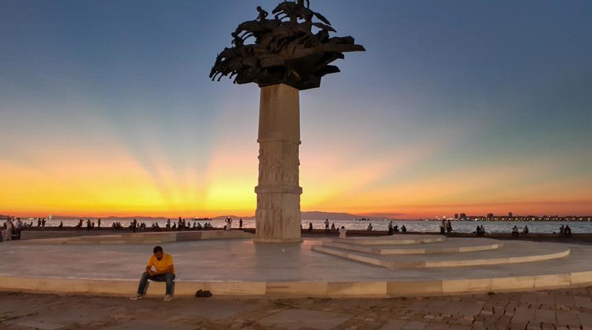 İzmir'de g&uuml;nbatımı g&uuml;zelliği