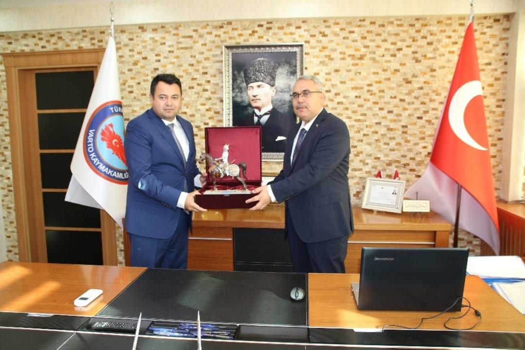 Vali G&uuml;nd&uuml;z&ouml;z&rsquo;den Varto&rsquo;ya ziyaret