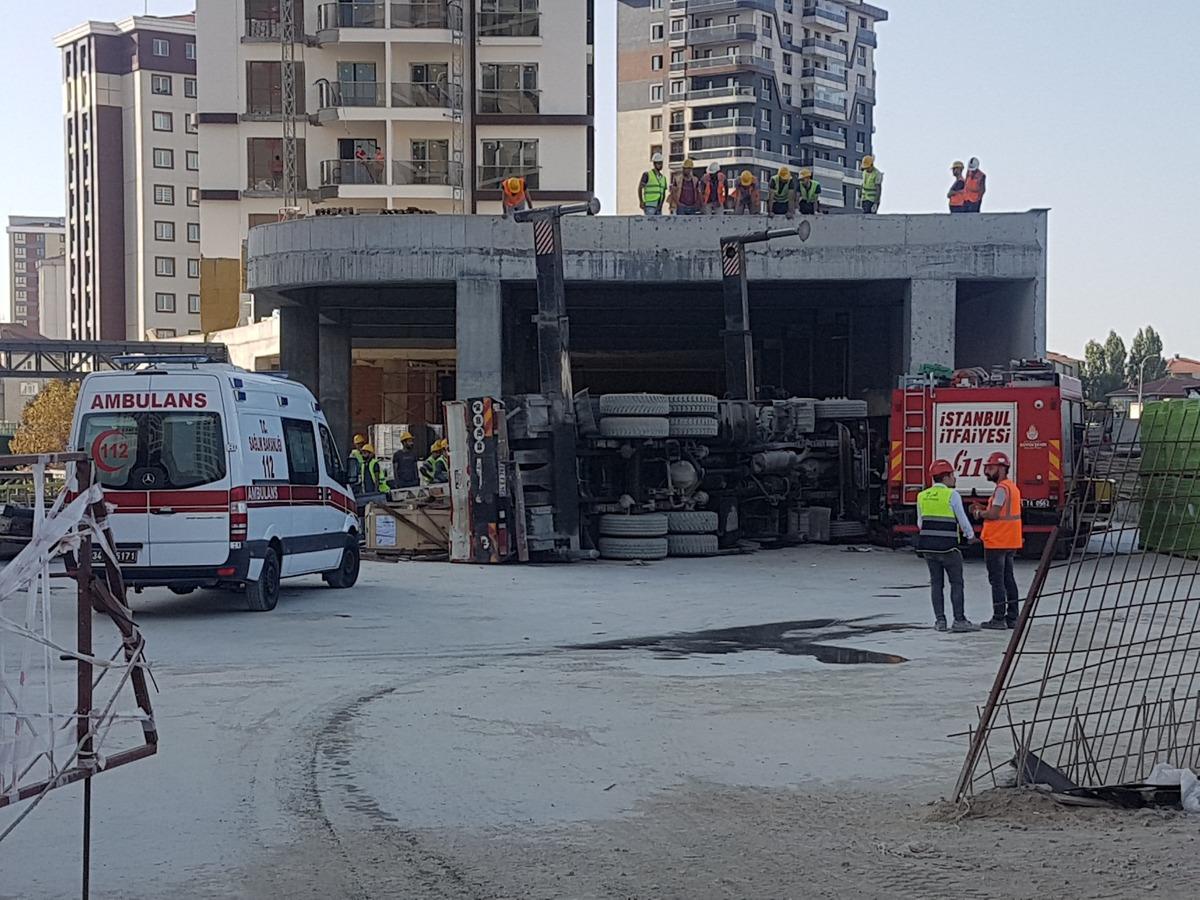 Bağcılar'da vin&ccedil; devrildi! Bir iş&ccedil;i altında kaldı