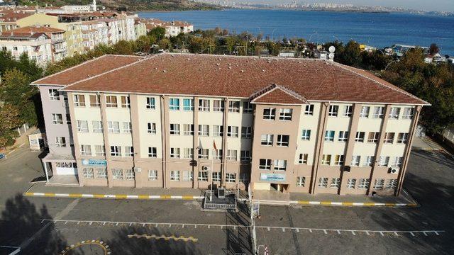 Avcılar’da deprem sonrası 2 okulda daha eğitime ara verildi