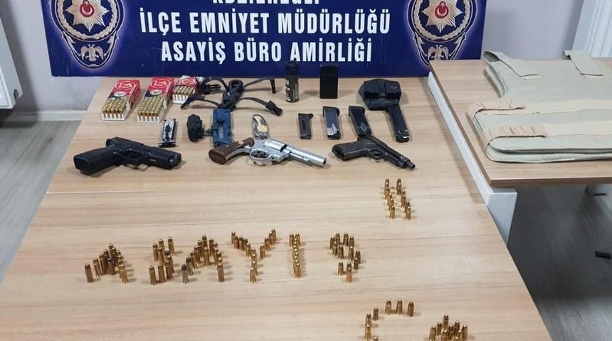 9 ayrı su&ccedil;tan aranan zanlı evine gelince yakalandı