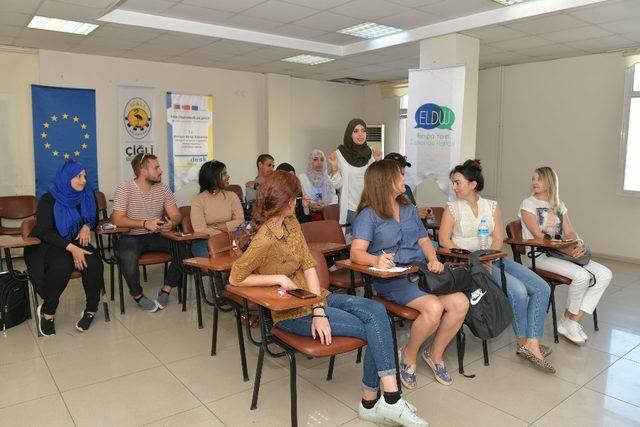 AIESEC’li öğrenciler İngilizce öğretiyor