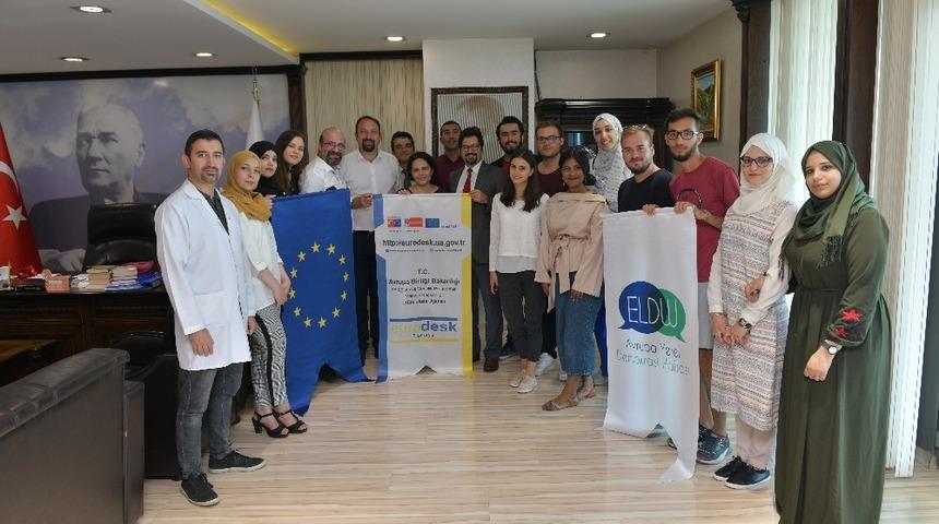 AIESEC&rsquo;li &ouml;ğrenciler İngilizce &ouml;ğretiyor