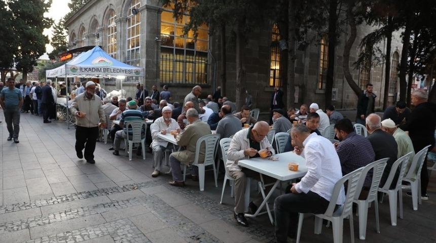İlkadım&rsquo;dan cami cemaatine &ccedil;orba ikramı