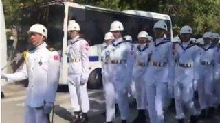 Tümamiral Soner Polat'ın cenazesindeki askerlerin tören yürüyüşüne tepki! 