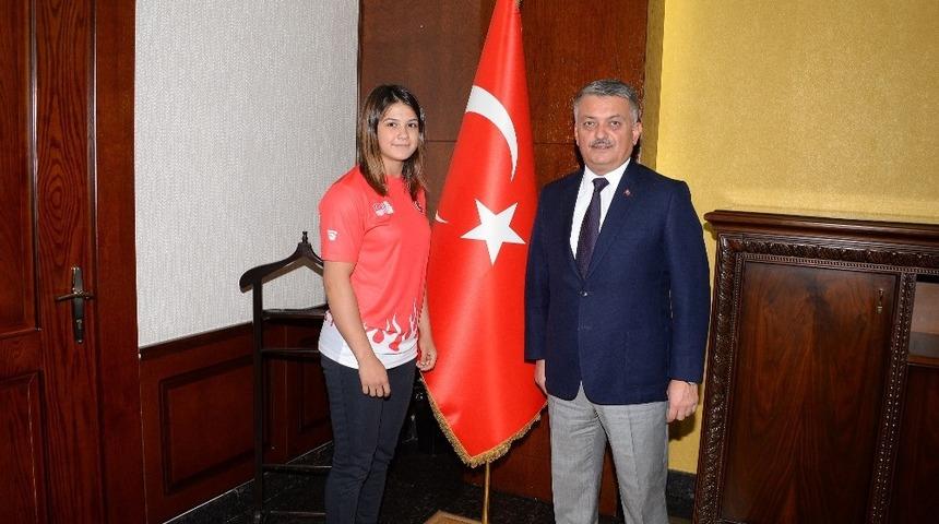 Vali Yazıcı&rsquo;dan d&uuml;nya şampiyonuna &ouml;d&uuml;l