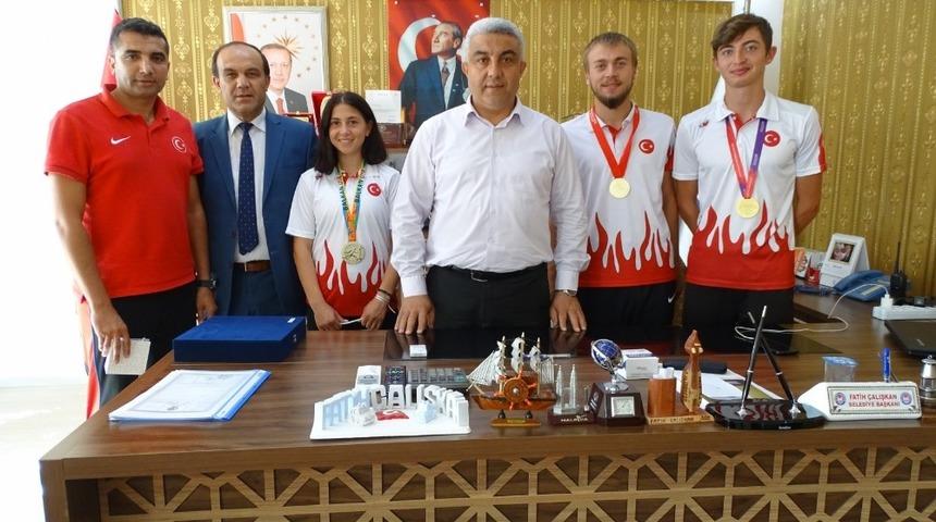 Başkan &Ccedil;alışkan, şampiyon milli sporcuları &ouml;d&uuml;llendirdi