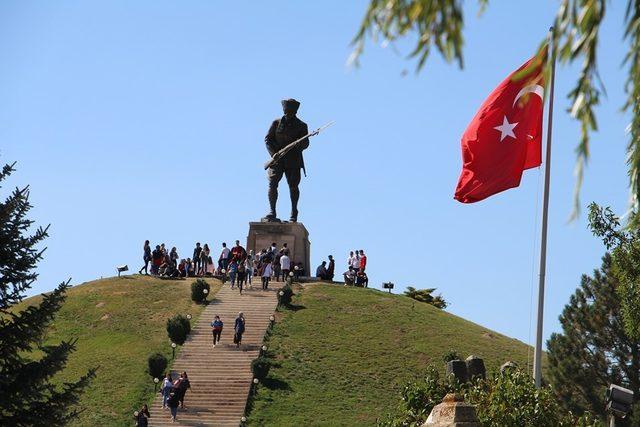 Öğrenciler Dumlupınar Şehitliği’ni ziyaret etti