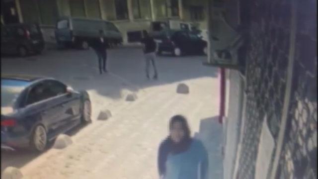 Zeytinburnu'nda yoldan geçen 2 kişinin yaralandığı silahlı kavga kamerada