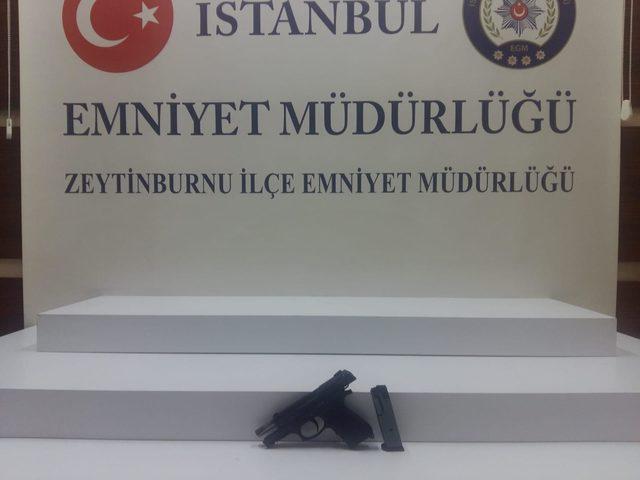 Zeytinburnu'nda yoldan geçen 2 kişinin yaralandığı silahlı kavga kamerada
