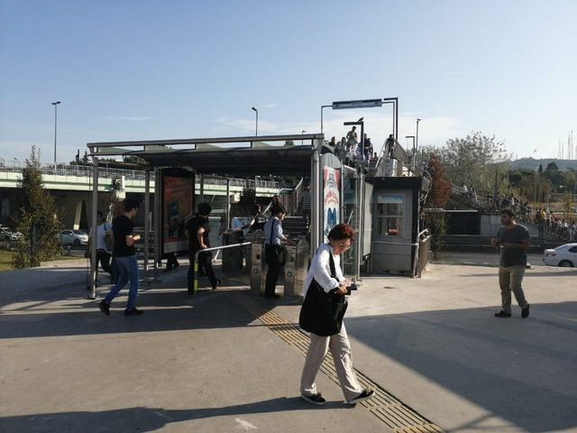 Altunizade metrobüs durağındaki üstgeçit paralı oldu, vatandaşlar şaşkına döndü
