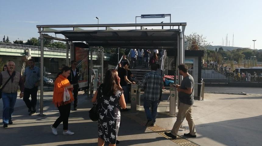 Altunizade metrob&uuml;s durağındaki &uuml;stge&ccedil;it paralı oldu, vatandaşlar şaşkına d&ouml;nd&uuml;