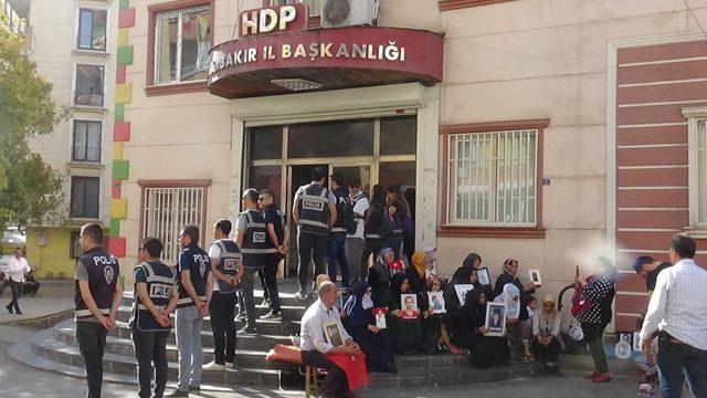 Evlat nöbeti tutan ailelerin HDP önündeki oturma eylemi 32’nci gününde