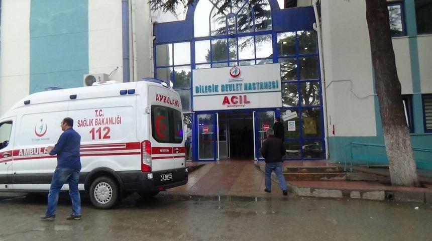 İş makinesi ile otomobil &ccedil;arpıştı, 1&rsquo;i bebek 3 kişi yaralandı